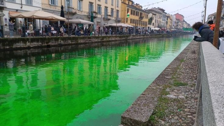 Blitz di Extinction Rebellion su fiumi e navigli delle principali città italiane: liquido verde tinge l’acqua. La protesta: “Il governo parla, la terra affonda”