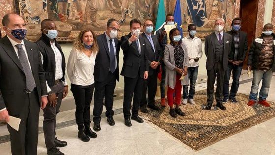 Crollo di Pianura, consegnati i permessi di soggiorno ai compagni  e alla vedova di Thomas