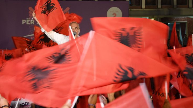 Edi Rama: «Albanesi, sbarchiamo in Europa»