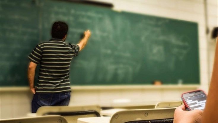 Genova, cellulare a scuola: patto tra professori, genitori e figli per un uso condiviso