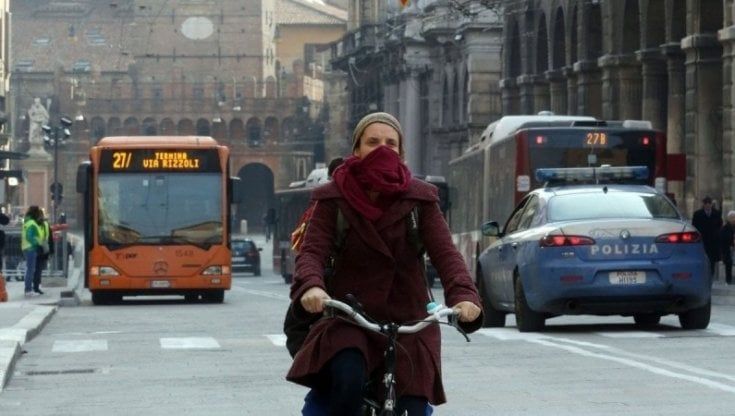 Il Covid non ferma lo smog. L'auto elettrica pulirà l'aria,  ma a Bologna meno che altrove