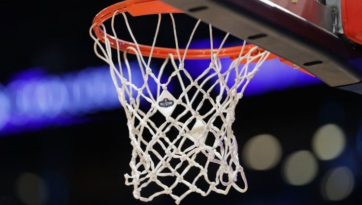 Basket, Nba: Minneapolis-Brooklyn rinviata per gli scontri, Curry meglio di Chamberlain