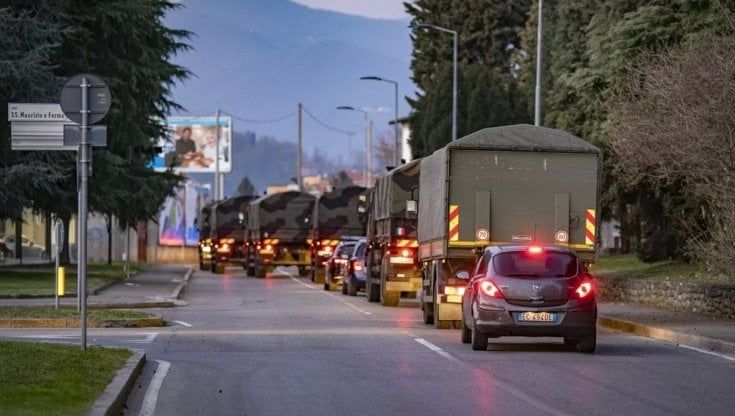 Covid, comune di Bergamo querela consigliera leghista negazionista. Eleonora Leoncini : "Il camion di bare era una fake news"