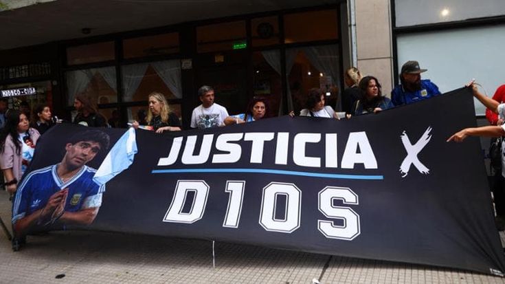 Tra lacrime e caos la battaglia in tribunale sul cuore di Maradona