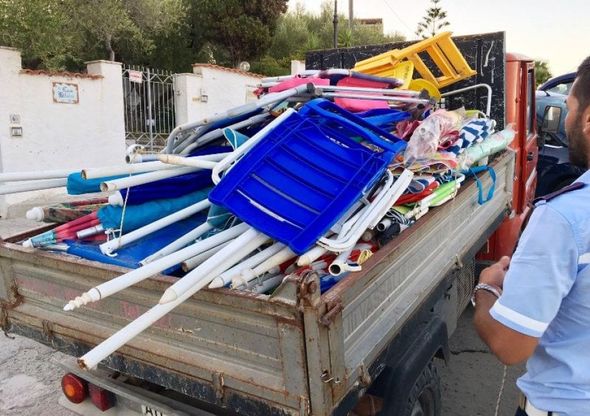 Ombrelloni selvaggi sull’arenile, blitz di Ferragosto a Marina di Camerota