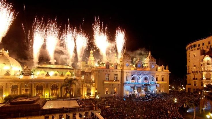 Capodanno in Costa Azzurra, da Montecarlo a Cannes: fuochi d’artificio, musica e cenoni a 1200 euro