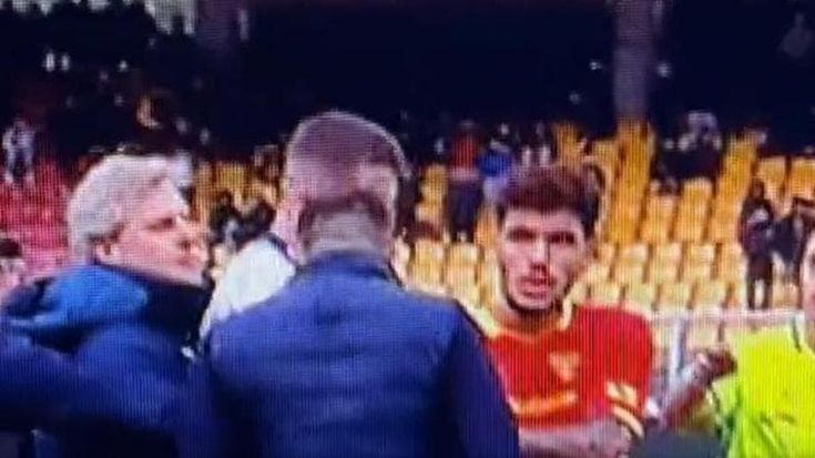 Lecce-Verona 0-1. D’Aversa dà una testata a Henry: “Ero andato a riportare ordine, ma ha continuato a provocarmi”. Il club lo scarica