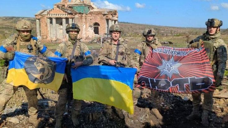 Gli ucraini aprono un corridoio nella linea della difesa russa. Zelensky: “Prenderemo presto Bakhmut”