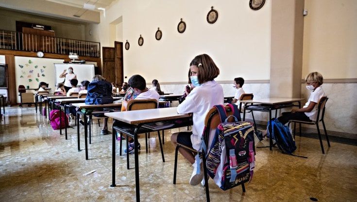 Covid, i vaccini ai bambini non decollano. "Rallentati dal caos quarantene a scuola"