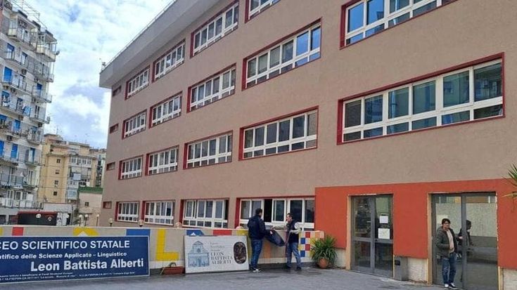 Napoli, liceo Alberti: in classe solo in 200dopo il distacco della scala di sicurezza