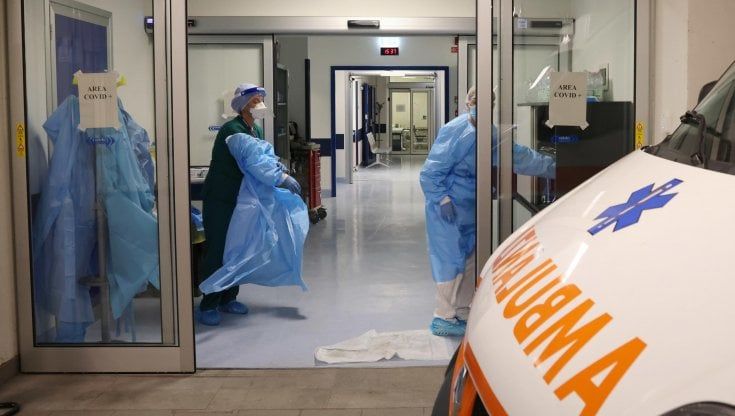 In Puglia anche medici over 70 in corsia per arginare l'emergenza dei pronto soccorso: "Tra Covid e influenza la situazione è critica"