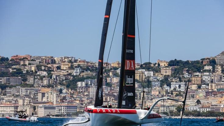America’s Cup, Luna Rossa vola nel golfo: primo allenamento fino a Pozzuoli