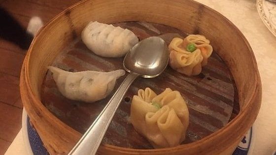 Coronavirus, Sonia Zhou si arrende: chiude il ristorante e i cuochi tornano in Cina