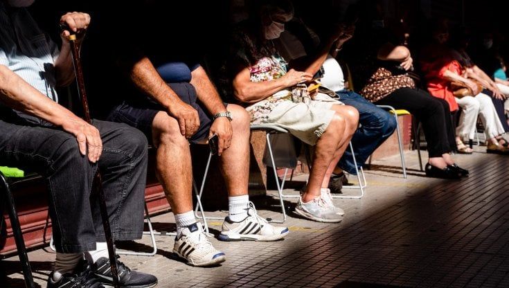 Vaccini, in Puglia confusione per i prof fragili: "Non idonei per Astrazeneca ma devono riprenotarsi per Pfizer"