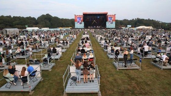 Concerti distanziati, il primo show con pedane in Gran Bretagna: 2.500 persone a Newcastle