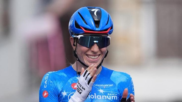 Vollering si prende il Giro donne in un’ultima tappa incredibile. A Saluzzo vince Longo Borghini