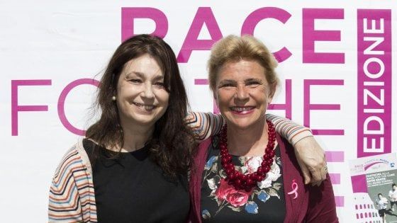 Race for the cure, anche Calenda in campo: "Mia moglie ha appena finito le cure" 