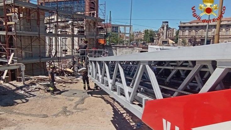 Incidente sul lavoro, crollo in edificio in costruzione a Milano, cinque operai in ospedale