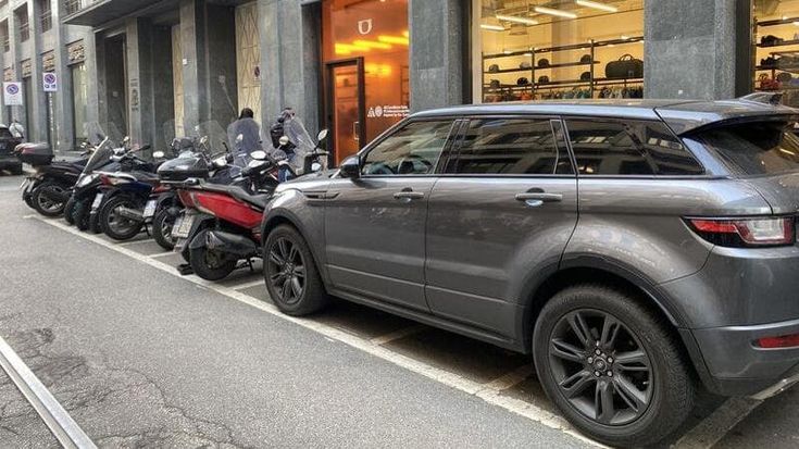 Multe in base alla cilindrata: la proposta a Milano dell’assessore di zona 1 contro sosta selvaggia