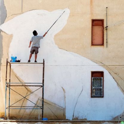 Zappa, rastrello e colori: dieci giovani vanno in giro per "aggiustare" la Sicilia