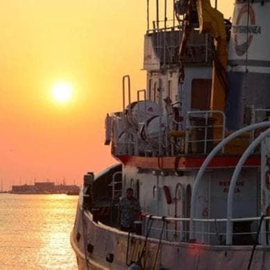 Mediterranea: “Il soccorso finisce con i migranti in un porto sicuro, i centri in Albania non lo sono. Il governo Meloni si muove come un ladro di notte”