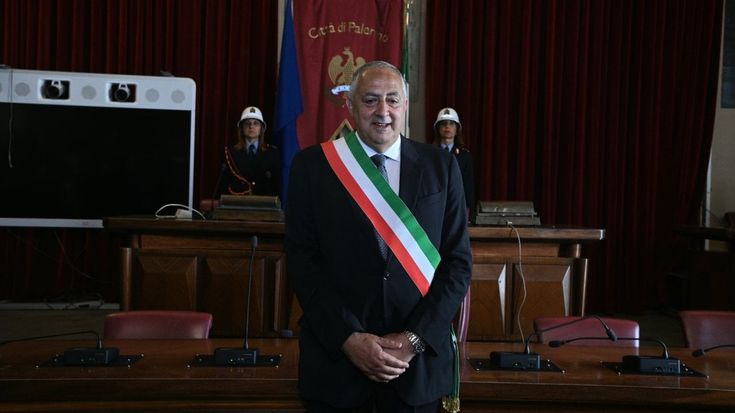 Palermo, si insedia il sindaco Lagalla: "Non sarò un Don Chisciotte solo al comando". Orlando gli scrive: "Vigila sulla lotta alla mafia"