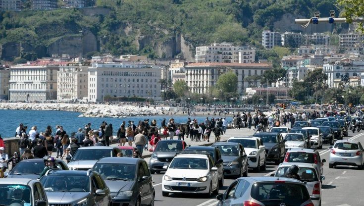 Napoli in zona gialla, riapertura a rischio ingorgo. Protezione civile e municipale contro gli assembramenti  