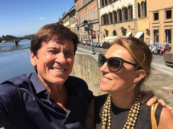 Morandi, un selfie con signora sul Lungarno