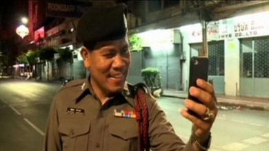 Coprifuoco a Bangkok: strade deserte, il selfie del poliziotto