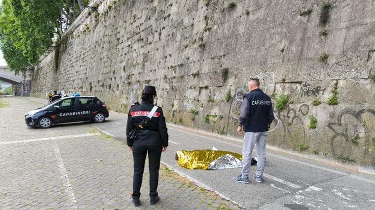 Turista ubriaco precipita da 15 metri e muore sulla pista ciclabile lungo il Tevere