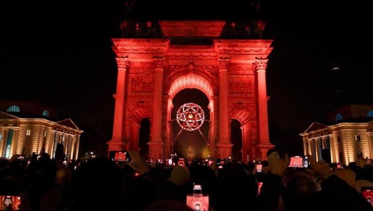 Milano: lo spettacolo del braciere olimpico all'Arco della Pace