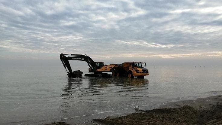 L’erosione si mangia 12 metri l’anno di costa tra Lido di Spina e il Reno. “Rischia anche la Romea”