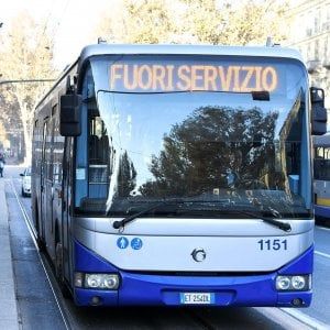 Torino, tagliato l'abbonamento al bus con sconto dei dipendenti del Comune 
