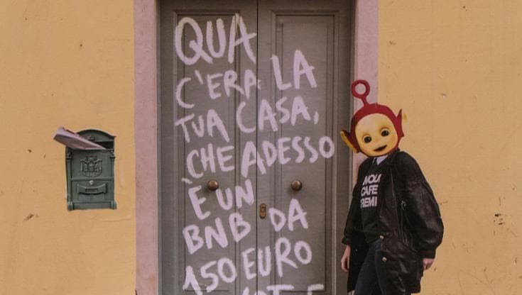 Napoli, la provocazione dello street artist: "Ora la tua casa è un B&B da 150 euro a notte"