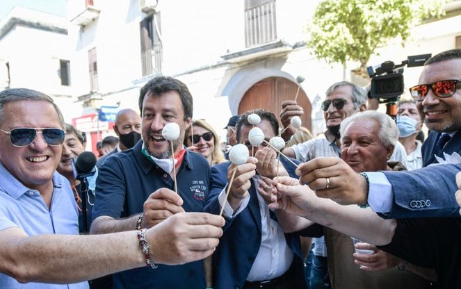 Dal caffè alla mozzarella di bufala, la mattinata di Salvini a Castel Volturno