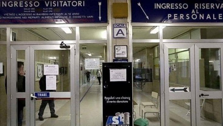 Napoli, fanno pipì contro un muro: presi a calci e pugni dai residenti