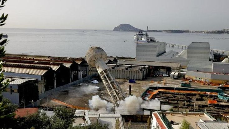 Pozzuoli, abbattuta la torre ex Sofer: non c’è più il “fungo” di Pozzuoli