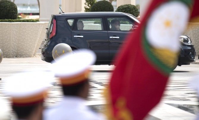 Niente limousine: Papa Francesco ad Abu Dhabi usa una Kia Soul