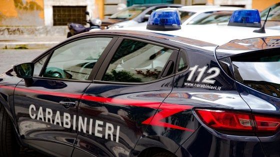 Esce dall'auto in panne e viene investita e uccisa