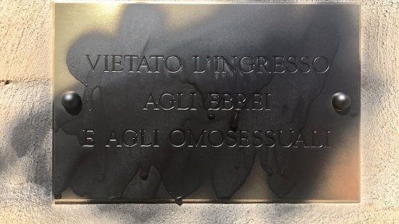 Livorno, "Vietato l'ingresso a ebrei e omosessuali": lo studente non capisce la provocazione e imbratta l'opera dell'artista 
