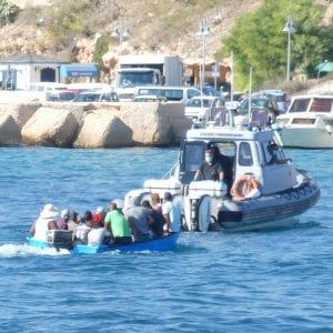 Lampedusa, riprendono gli sbarchi.  In 430 all'hotspot, previsti tamponi per tutti