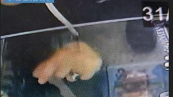 Tabaccaio rapinato con lo spray urticante, bandito riconosciuto da un anello
