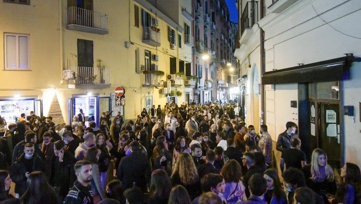 Napoli, de Magistris: "Assembramenti? In zona gialla aprirei tutto h24"