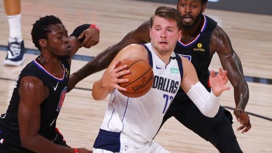 Basket, playoff Nba: 42 punti di Doncic, record con sconfitta