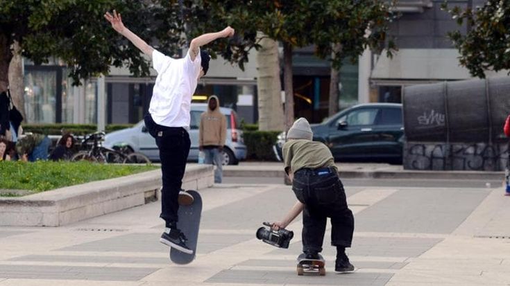 Piazza Duca d’Aosta, il tempio degli skater milanesi è il set dei video su Instagram e Youtube: “Qui arrivano le star internazionali”