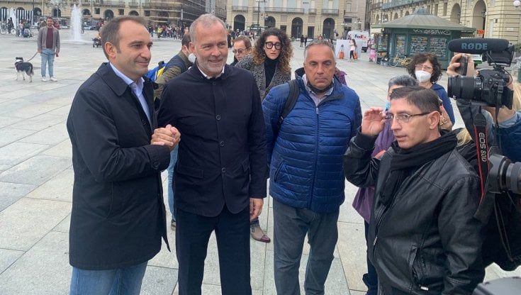 Embraco, i due aspiranti sindaci firmano l'impegno a seguire la vertenza. Damilano agli operai: "Vi ricolloco tutti entro giugno"