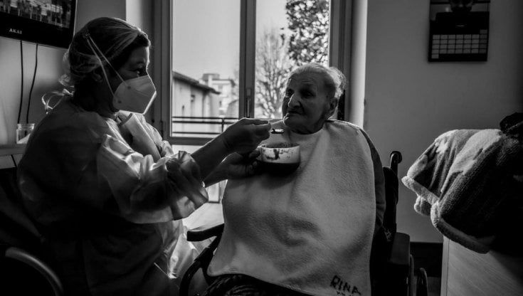 Raffaella, l''infermiera in pensione che torna in servizio per assistere gli anziani ammalati