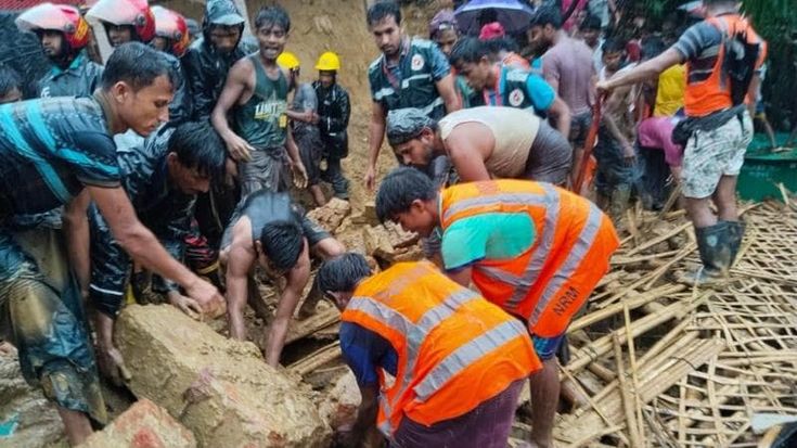 Bangladesh una frana uccide 7 bambini: nei campi profughi Rohingya si vive sotto teli di plastica