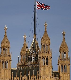 I deputati inglesi si alzano lo stipendio:il salario &egrave; triplo della media nazionale