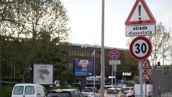 Roma, a passo di lumaca per le voragini. In 96 strade si va a 30 km all'ora